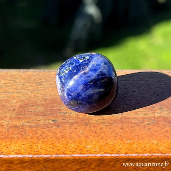 Pierre roulée Sodalite à glisser dans la poche ou sous l'oreiller. Une petite pierre pour un grand apaisement.