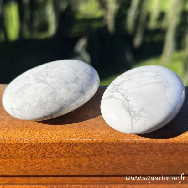 Howlite blanche galet poli 60 mm pierre apaisement sérénité