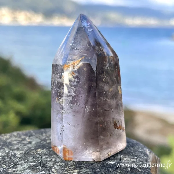 Quartz fumé avec inclusions hématite et fantôme améthyste. Pièce unique sur Aquarienne Boutique.