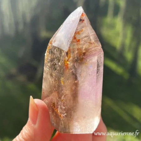 Vue détaillée inclusions flamboyantes hématite dans Quartz Fumé. Pointe de 72 mm de haut et 150 g. Pièce unique.
