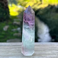 Fluorite Arc-en-Ciel qualité AA, pointe polie : 99 mm - 95 g. Pièce unique, idée cadeau à offrir ou à s'offrir.
