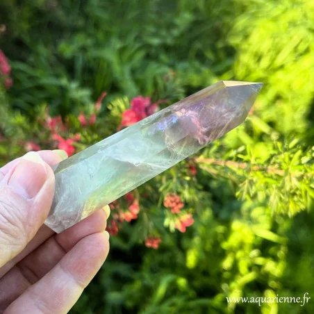 Rainbow Fluorite ou Fluorite arc-en-ciel, aussi appelée pierre du génie pour ses propriétés énergétiques.