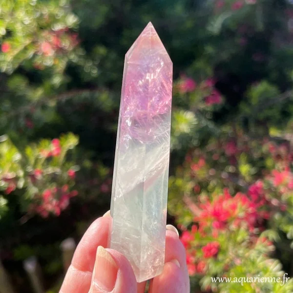 La fluorite arc-en-ciel est appréciée pour son attrait esthétique, mais également pour ses propriétés énergétiques.