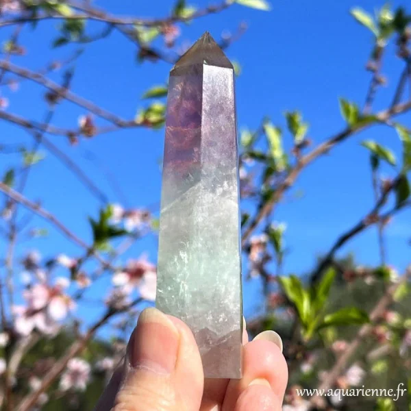 Fluorine ou Fluorite arc-en-ciel, pointe de 9,9cm. Pierre du génie, structure la pensée, clarifie les idées. Pièce unique.