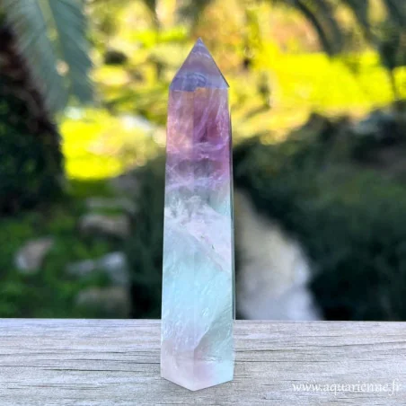 Une pointe de Fluorite arc-en-ciel aux couleurs enchanteresses. Clarté mentale, concentration, bien-être émotionnel.
