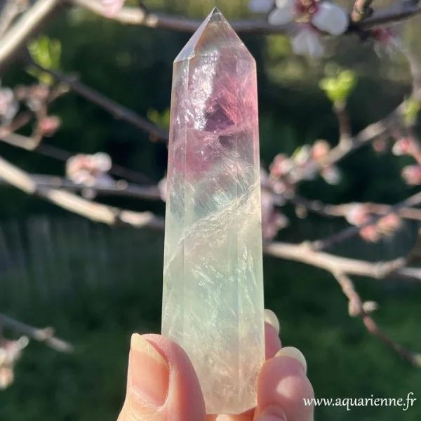 Lumineuse pointe polie de fluorite arc-en-ciel de 9,9 cm de haut. Décoration, séances énergétiques, lithothérapie, collection.