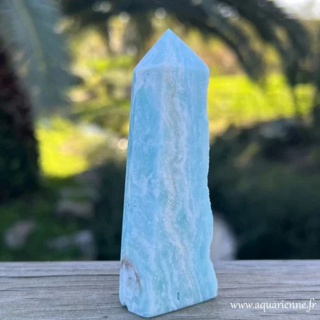Aragonite bleue aussi appelée Calcite Caraïbe. Pointe semi polie en Aragonite bleue qualité extra 91 mm | 105 g. Pièce unique.