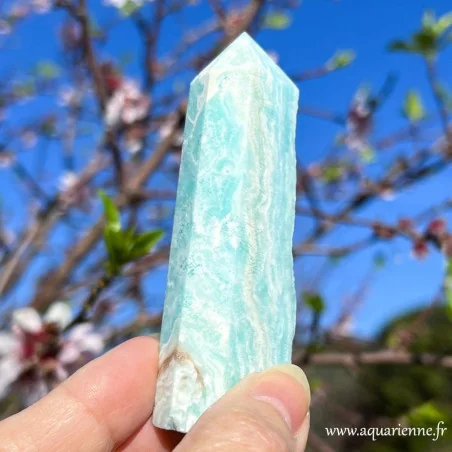 Pointe en Aragonite bleue tenue en main – hauteur 91 mm. Pierre naturelle, harmonise le chakra turquoise.