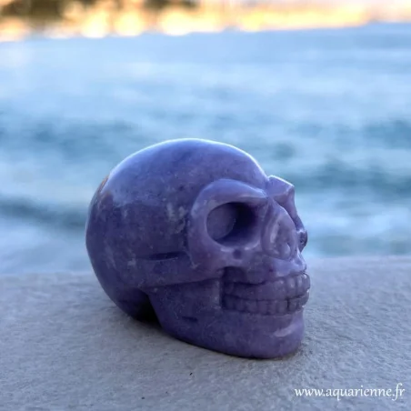 Crâne de cristal en Lépidolite. Une jolie pierre lilas qui apporte apaisement et équilibre émotionnel. Pièce unique de 52 mm.