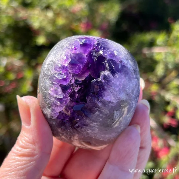 Géode Améthyste qualité AAA vue rapprochée cristaux brillants