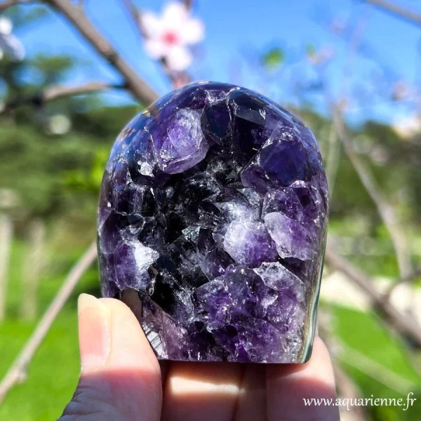 Géode Améthyste qualité AAA vue rapprochée cristaux brillants. Pièce unique.