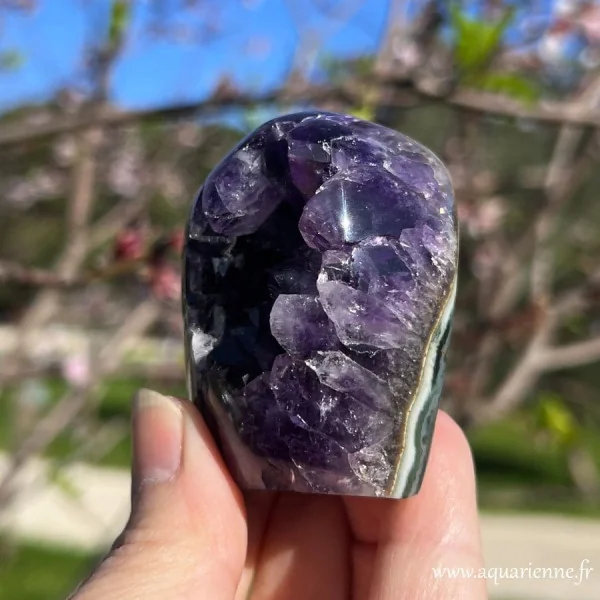 Cristaux violets intenses et lumineux de cette géode full body d'Améthyste d'Uruguay vue de côté