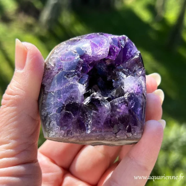 Zoom sur cette géode full body d'améthyste d'Uruguay aux cristaux violets lumineux et son énergie apaisante et protectrice