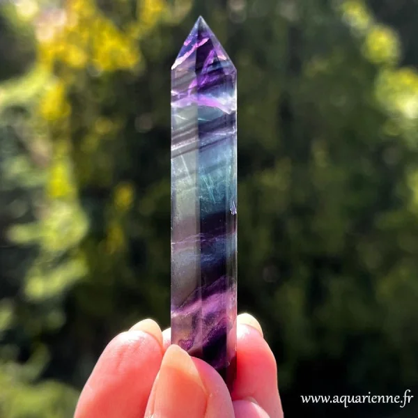 pointe fluorite naturelle reflets arc en ciel détail