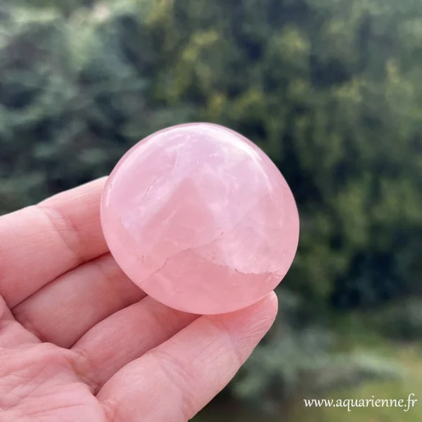 Quartz rose pour lithothérapie – Galet unique de 50 mm et 107g. Amour, guérison, douceur.