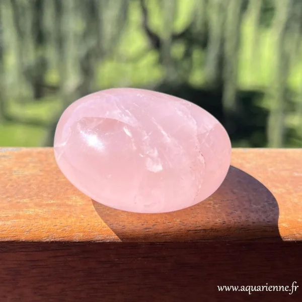 Galet en Quartz rose naturel poli à la main – Vue de côté