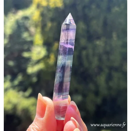 Cette pointe de fluorite rainbow diffuse un énergie douce pour apaiser le mental, retrouver clarté intérieure