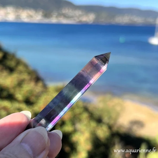 Pierre de lumière aux reflets arc-en-ciel, la fluorite rainbow est une pierre de discernement. Pointe Fluorite Rainbow 72mm