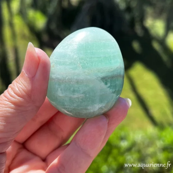 Fluorite verte de Madagascar, galet poli main 135g. Clarté mentale, organisation, chakra du cœur.