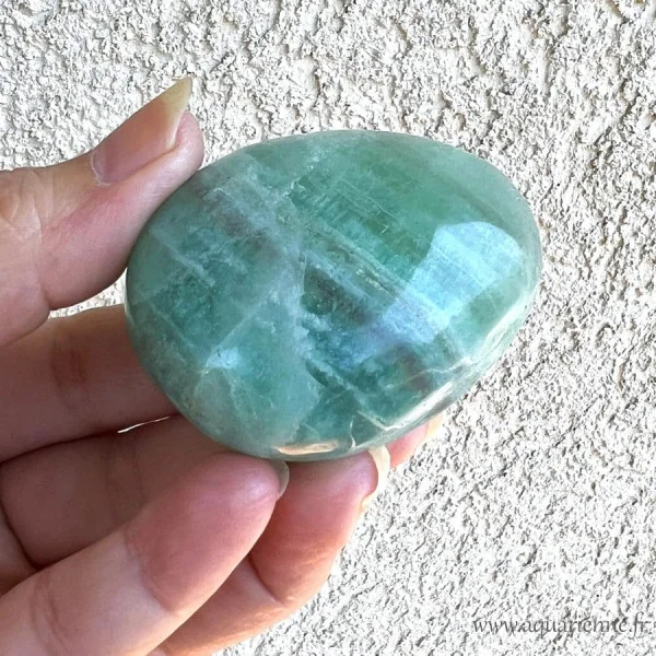 Galet poli de fluorite verte de Madagascar : 135 g - 5,5 cm - Pierre de structuration de la pensée, clarté mentale.