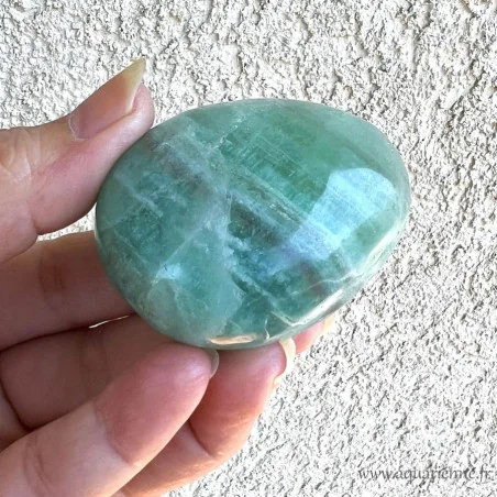 Galet poli de fluorite verte de Madagascar : 135 g - 5,5 cm - Pierre de structuration de la pensée, clarté mentale.