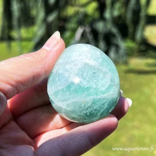 En méditation ou dans votre espace de travail ce galet de fluorite verte aide à la concentration et à l'organisation.