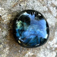 Galet de Labradorite de Madagascar aux reflets bleus – vue face avant