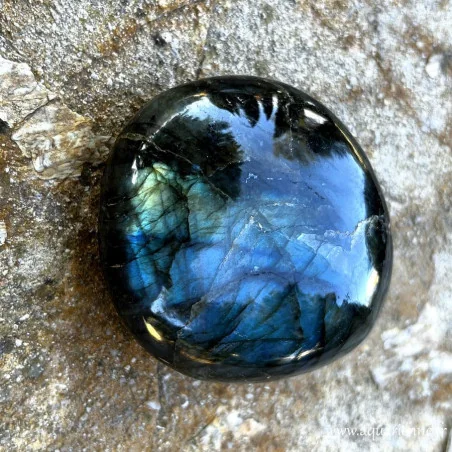 Galet de Labradorite de Madagascar aux reflets bleus – vue face avant