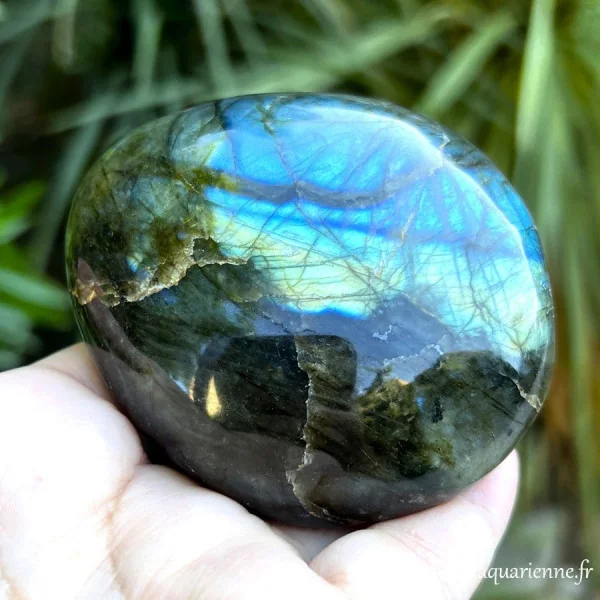 Détail des reflets bleus de ce galet de Labradorite de Madagascar