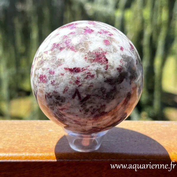 Sphère de Rubellite sur Quartz de Madagascar 66 mm de diamètre vue de face