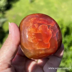 Galet poli de Cornaline naturelle pièce unique - 232 g | 63 mm. Vitalité, créativité, bien-être au quotidien. Pièce unique.