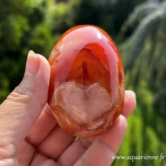 Galet poli de Cornaline naturelle de Madagascar pièce unique 210g face avant