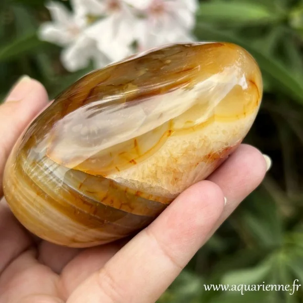 Cornaline naturelle de Madagascar galet poli main 333g - Pièce unique, vue latérale