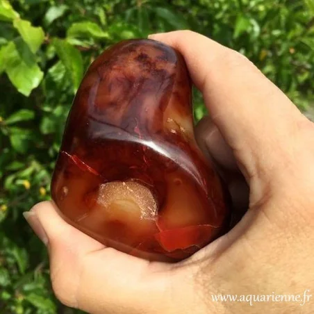 Galet poli de Cornaline naturelle de Madagascar pièce unique 215g