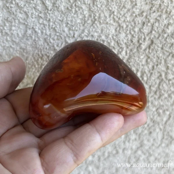 Cornaline naturelle de Madagascar, galet poli main de 230 g et 75 mm. Pièce unique.