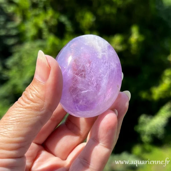 Galet d’Améthyste naturelle de Madagascar – nuances violettes et inclusions