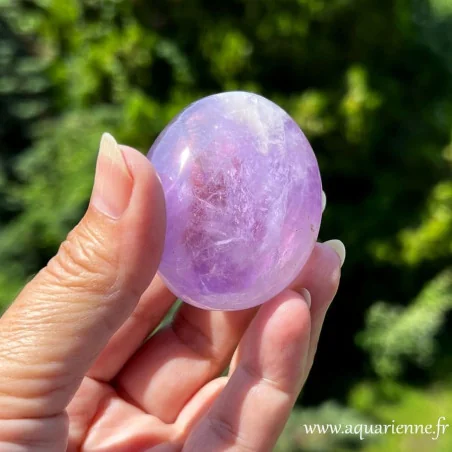 Galet d’Améthyste naturelle de Madagascar – nuances violettes et inclusions