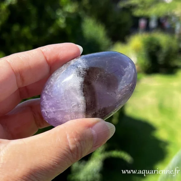 Galet d’Améthyste rubanée de Madagascar 110 g – pierre violette naturelle