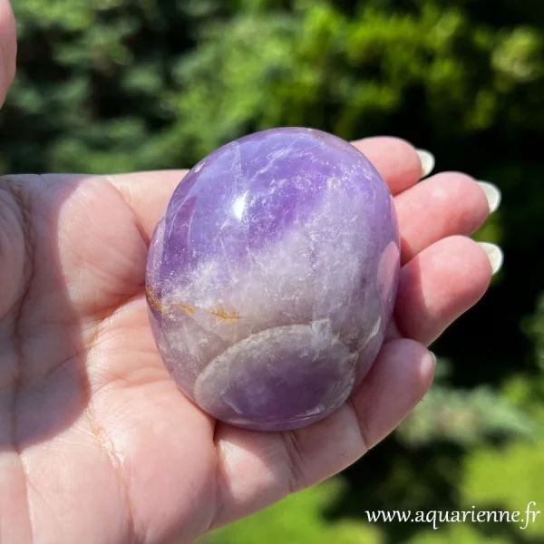 Galet d’Améthyste rubanée dans la main – pierre naturelle de Madagascar