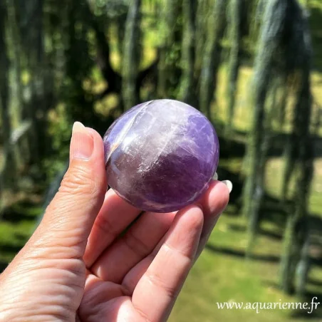 Améthyste rubanée naturelle – galet poli aux bandes violettes et blanches de Madagascar