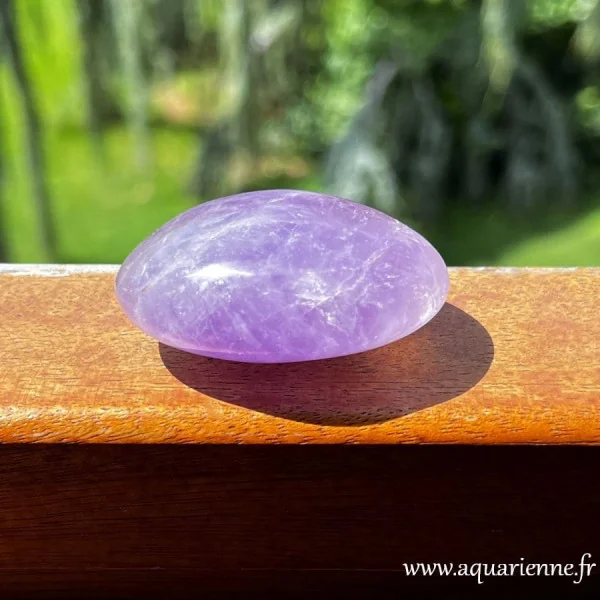 Galet d’Améthyste naturelle de Madagascar – nuances violettes et inclusions
