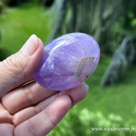 Galet d’Améthyste naturelle de Madagascar – nuances violettes et inclusions