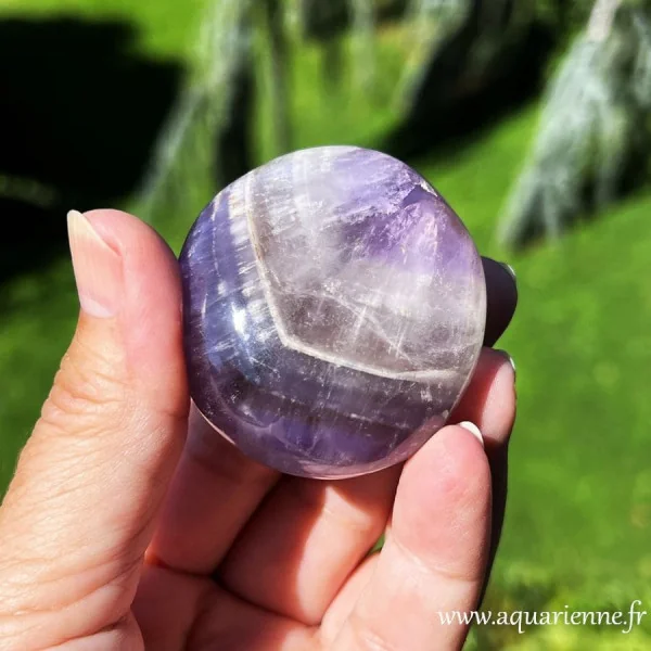 Galet d'Améthyste rubanée de Madagascar poli main - 99 g | 52 mm - pièce unique
