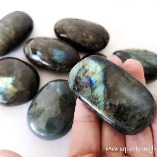 Galet poli de Labradorite de Madagascar 75 à 90 g| 45 à 60 mm vendu à l'unité - Protection et intuition