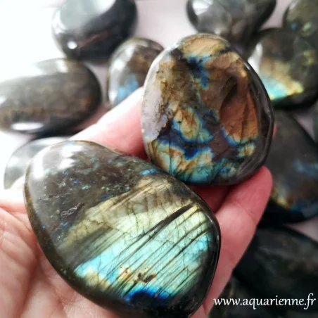 Galet poli labradorite de Madagascar de 90 à 105 g - Protection, lumière, intuition
