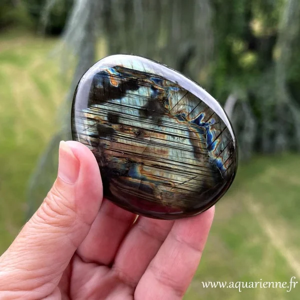 Galet de Labradorite de Madagascar poli à la main – pièce unique de 140 g