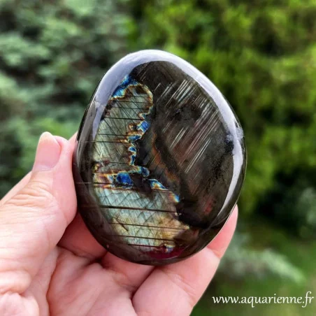 Labradorite de Madagascar galet poli – reflets bleu-vert et dorés