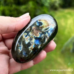 Galet poli main de Labradorite de Madagascar - 145 g - 60 mm. Pièce unique avec des reflets multicolores