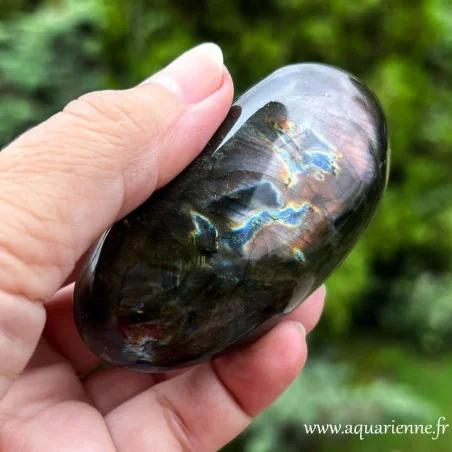 Galet de Labradorite poli – vue des reflets naturels - Le galet présenté sur les photographies est celui que tu recevras.