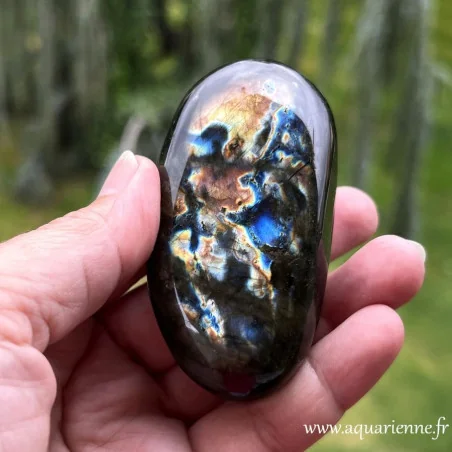 Labradorite de Madagascar galet poli – reflets bleus et dorés naturels